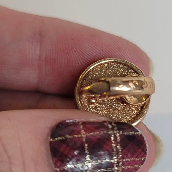 VINTAGE Avon Round Gold Tone Clip on Earrings - Picture 3 of 4